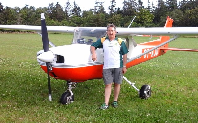 Mauritz du Plessis in Denemarke by die vliegtuig waarmee hy aan die Wêreld Presisie Vlieg Kampioenskap deelgeneem het. 